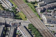 909160 Luchtfoto van het spoorviaduct over de Amsterdamsestraatweg te Utrecht.